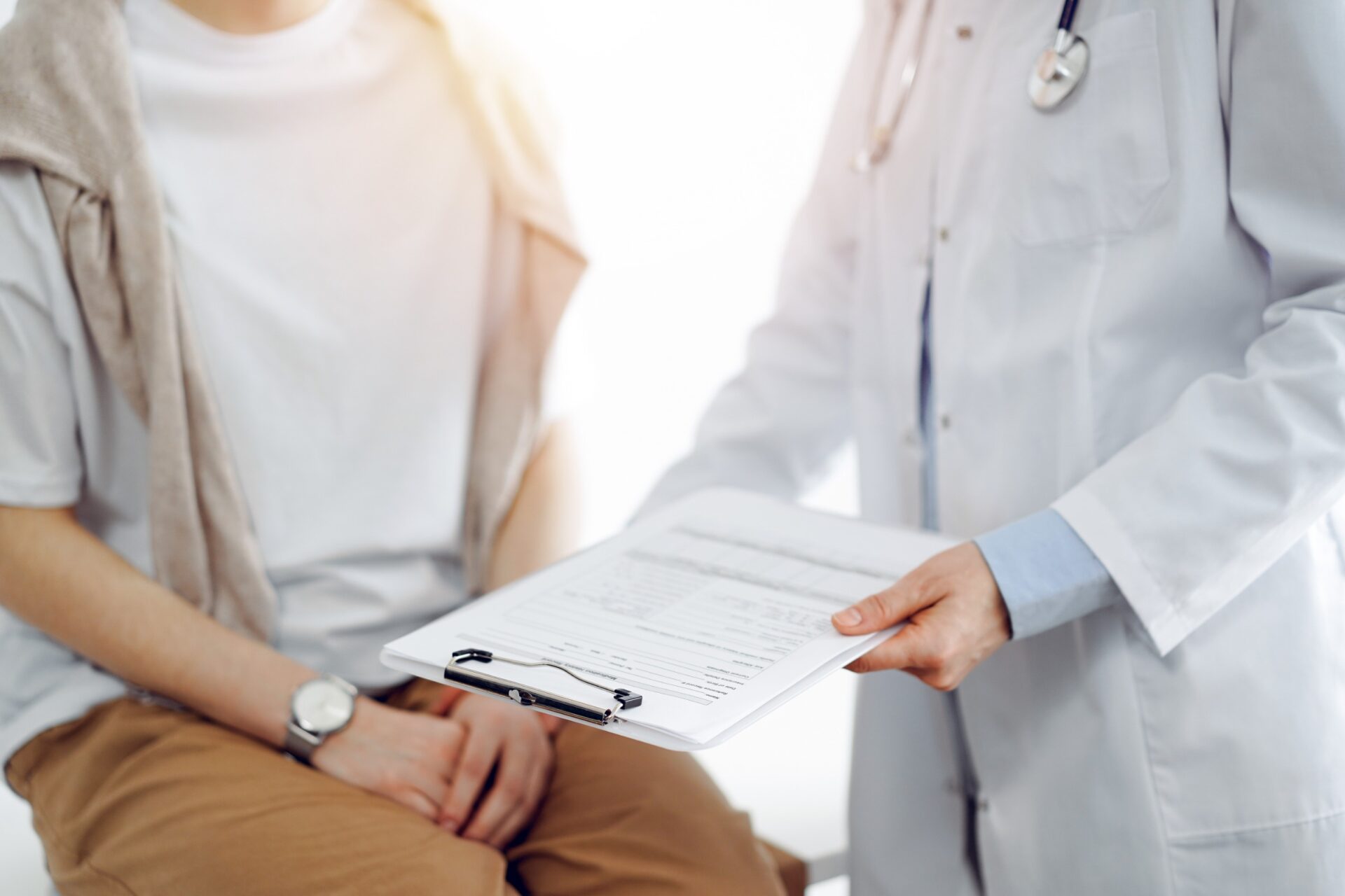 216380530_m_normal_none pediatrician-holding-toddler-consulation